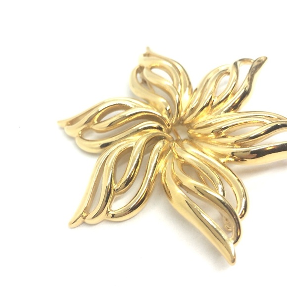 VINTAGE MONET FLOWER BROOCH LARGE OPEN WORK STATEMENT GOLD TONE DOMED PIN WHEEL - Picture 10 of 14